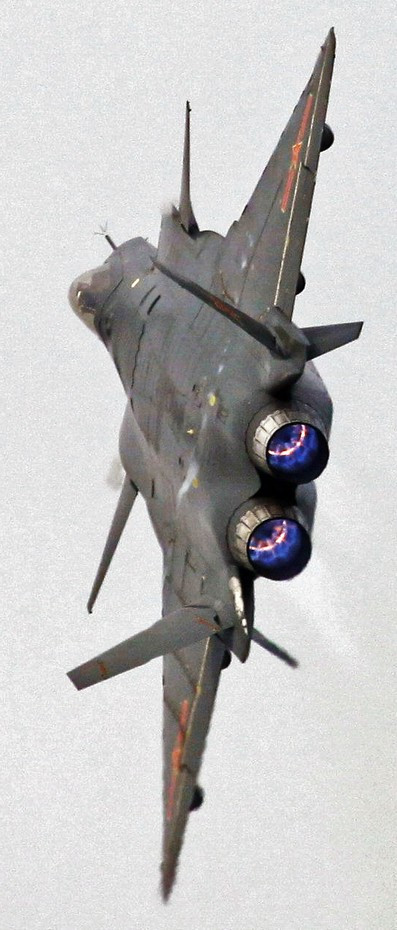 Trung Quốc tăng cường phát triển khả năng chống can thiệp và ngăn chặn khu vực. Trong hình là máy bay chiến đấu tàng hình J-20 đang được Trung Quốc phát triển.