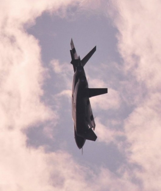 Máy bay chiến đấu tàng hình thế hệ thứ năm J-20 đang được Trung Quốc phát triển. Máy bay chiến đấu tàng hình thế hệ thứ năm J-20 đang được Trung Quốc phát triển.