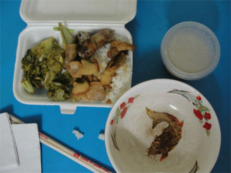 Suất cơm với thịt mua từ chợ Vồ giá 20 ngàn đồng. (Ảnh: Nguyễn Tâm) Suất cơm với thịt mua từ chợ Vồ giá 20 ngàn đồng. (Ảnh: Nguyễn Tâm)