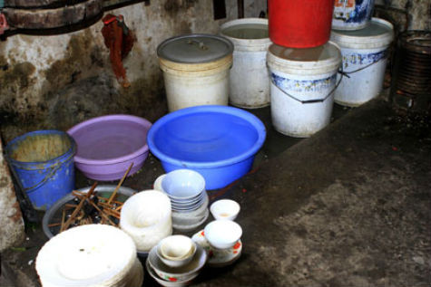 Rùng mình cảnh bát đũa được tập kết ở nơi cực bẩn tại một quán cơm. (Ảnh: Bá Thắng) Rùng mình cảnh bát đũa được tập kết ở nơi cực bẩn tại một quán cơm. (Ảnh: Bá Thắng)