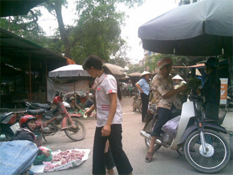 Thịt chợ Vồ có giá siêu rẻ 50 ngàn đồng/kg. (Ảnh: Nguyễn Tâm) Thịt chợ Vồ có giá siêu rẻ 50 ngàn đồng/kg. (Ảnh: Nguyễn Tâm)