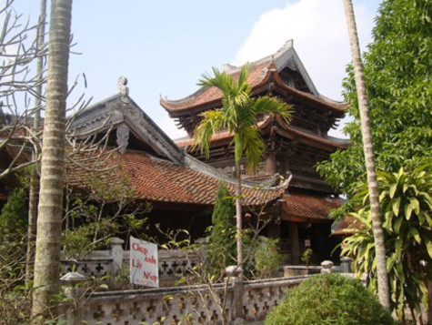 Bộ khung gác chuông làm bằng gỗ liên kết với nhau bằng mộng ngậm, nâng bổng 12 mái ngói với 12 đao loan uốn cong dáng vẻ thanh thoát, nhẹ nhàng. Tầng một treo khánh đá 1,20 m và chuông đồng cao 1,30 m, đường kính 1m đúc vào thời Lê Hy Tông (1686); hai tầng trên treo chuông nhỏ cao 0,62m, đường kính 0,69 m đúc vào năm 1796 (Ảnh: Internet). Bộ khung gác chuông làm bằng gỗ liên kết với nhau bằng mộng ngậm, nâng bổng 12 mái ngói với 12 đao loan uốn cong dáng vẻ thanh thoát, nhẹ nhàng. Tầng một treo khánh đá 1,20 m và chuông đồng cao 1,30 m, đường kính 1m đúc vào thời Lê Hy Tông (1686); hai tầng trên treo chuông nhỏ cao 0,62m, đường kính 0,69 m đúc vào năm 1796 (Ảnh: Internet).