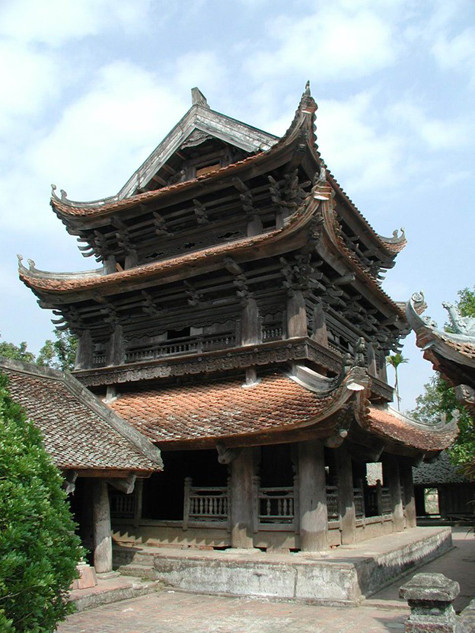 Bộ khung gác chuông làm bằng gỗ liên kết với nhau bằng mộng ngậm, nâng bổng 12 mái ngói với 12 đao loan uốn cong dáng vẻ thanh thoát, nhẹ nhàng. Tầng một treo khánh đá 1,20 m và chuông đồng cao 1,30 m, đường kính 1m đúc vào thời Lê Hy Tông (1686); hai tầng trên treo chuông nhỏ cao 0,62m, đường kính 0,69 m đúc vào năm 1796 (Ảnh: Internet). Bộ khung gác chuông làm bằng gỗ liên kết với nhau bằng mộng ngậm, nâng bổng 12 mái ngói với 12 đao loan uốn cong dáng vẻ thanh thoát, nhẹ nhàng. Tầng một treo khánh đá 1,20 m và chuông đồng cao 1,30 m, đường kính 1m đúc vào thời Lê Hy Tông (1686); hai tầng trên treo chuông nhỏ cao 0,62m, đường kính 0,69 m đúc vào năm 1796 (Ảnh: Internet).