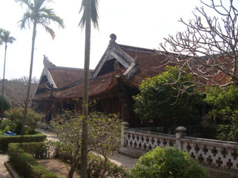 Theo sách Không Lộ Thiền sư ký ngữ lục, chùa ban đầu có tên là Nghiêm Quang, được Không Lộ xây dựng từ năm 1067 tại làng Giao Thủy (tên nôm là làng Keo) bên hữu ngạn sông Hồng. Sau khi Thiền sư Không Lộ qua đời, chùa Nghiêm Quang được đổi tên là Thần Quang Tự. Theo thời gian, nước sông Hồng xói mòn dần nền chùa và đến năm 1611, một trận lũ lớn đã cuốn trôi cả làng mạc lẫn ngôi chùa. Dân làng Keo phải bỏ quê cha đất tổ ra đi: một nửa dời về đông nam hữu ngạn sông Hồng, về sau dựng lên chùa Keo - Hành Thiện (nay thuộc tỉnh Nam Định); một nửa vượt sông đến định cư ở phía đông bắc tả ngạn sông Hồng, về sau dựng lên chùa Keo - Thái Bình. Việc dựng chùa mới được bắt đầu từ năm 1630, hoàn thành năm 1632, chùa được dựng theo phong cách kiến trúc thời Lê, nhờ sự vận động của bà Lại Thị Ngọc, vợ Tuần Thọ Hầu Hoàng Nhân Dũng, và Đông Cung Vương phi Trịnh Thị Ngọc Thọ. Chùa được trùng tu nhiều lần vào các thế kỷ 17, 18 và năm 1941 (Ảnh: Internet). Theo sách Không Lộ Thiền sư ký ngữ lục, chùa ban đầu có tên là Nghiêm Quang, được Không Lộ xây dựng từ năm 1067 tại làng Giao Thủy (tên nôm là làng Keo) bên hữu ngạn sông Hồng. Sau khi Thiền sư Không Lộ qua đời, chùa Nghiêm Quang được đổi tên là Thần Quang Tự. Theo thời gian, nước sông Hồng xói mòn dần nền chùa và đến năm 1611, một trận lũ lớn đã cuốn trôi cả làng mạc lẫn ngôi chùa. Dân làng Keo phải bỏ quê cha đất tổ ra đi: một nửa dời về đông nam hữu ngạn sông Hồng, về sau dựng lên chùa Keo - Hành Thiện (nay thuộc tỉnh Nam Định); một nửa vượt sông đến định cư ở phía đông bắc tả ngạn sông Hồng, về sau dựng lên chùa Keo - Thái Bình. Việc dựng chùa mới được bắt đầu từ năm 1630, hoàn thành năm 1632, chùa được dựng theo phong cách kiến trúc thời Lê, nhờ sự vận động của bà Lại Thị Ngọc, vợ Tuần Thọ Hầu Hoàng Nhân Dũng, và Đông Cung Vương phi Trịnh Thị Ngọc Thọ. Chùa được trùng tu nhiều lần vào các thế kỷ 17, 18 và năm 1941 (Ảnh: Internet).