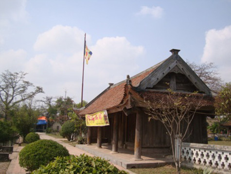 Theo sách Trùng san Thần Quang Tự Phật tổ bản hành thiền uyển ngữ lục tập yếu, Thiền sư Không Lộ vốn họ Dương, sinh ra trong một gia đình ngư phủ, xuất gia theo Thiền sư Lôi Hà Trạch. Tương truyền rằng từ khi đắc đạo, Thiền sư Không Lộ có khả năng bay trên không, đi trên mặt nước và thuần phục được rắn, hổ. Truyền thuyết còn kể rằng trước khi viên tịch, Ngài hóa thành khúc gỗ trầm hương, lấy áo đắp lên và khúc gỗ biến thành tượng. Thánh tượng này nay còn lưu giữ trong hậu cung quanh năm khóa kín cửa (Ảnh: Internet). Theo sách Trùng san Thần Quang Tự Phật tổ bản hành thiền uyển ngữ lục tập yếu, Thiền sư Không Lộ vốn họ Dương, sinh ra trong một gia đình ngư phủ, xuất gia theo Thiền sư Lôi Hà Trạch. Tương truyền rằng từ khi đắc đạo, Thiền sư Không Lộ có khả năng bay trên không, đi trên mặt nước và thuần phục được rắn, hổ. Truyền thuyết còn kể rằng trước khi viên tịch, Ngài hóa thành khúc gỗ trầm hương, lấy áo đắp lên và khúc gỗ biến thành tượng. Thánh tượng này nay còn lưu giữ trong hậu cung quanh năm khóa kín cửa (Ảnh: Internet).