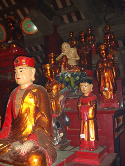 Chùa Keo thờ Đại sư Không Lộ - một trong đại tổ của dòng Phật giáo Việt Nam; một danh y được truyền tụng chữa "Bách bệnh tiêu tán, vạn bệnh tiêu trừ"; một nhà thơ lớn thời Lý... Ngoài ra, chùa này còn có bàn thờ bà Lại Thị Ngọc Lễ, cất công mua gỗ tốt, tìm thuê thợ giỏi dựng điện thờ Phật (Ảnh: Internet). Chùa Keo thờ Đại sư Không Lộ - một trong đại tổ của dòng Phật giáo Việt Nam; một danh y được truyền tụng chữa "Bách bệnh tiêu tán, vạn bệnh tiêu trừ"; một nhà thơ lớn thời Lý... Ngoài ra, chùa này còn có bàn thờ bà Lại Thị Ngọc Lễ, cất công mua gỗ tốt, tìm thuê thợ giỏi dựng điện thờ Phật (Ảnh: Internet).