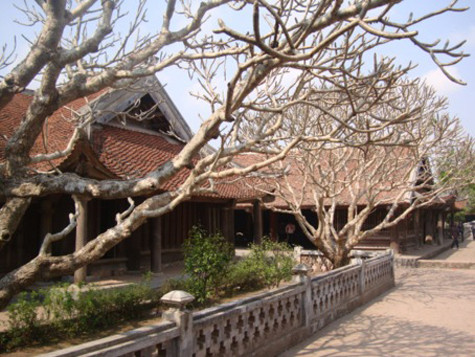 Hằng năm vào ngày mồng bốn tháng giêng âm lịch, nhân dân làng Keo xã Duy Nhất lại mở hội xuân ngay ở ngôi chùa. Hơn chín tháng sau, vào các ngày 13, 14, 15 tháng chín âm lịch, chùa Keo lại mở hội mùa thu. Đây là hội chính, kỷ niệm ngày Thiền sư Không Lộ (1016-1094), người sáng lập ngôi chùa, qua đời (Ngài qua đời ngày 3 tháng 6 âm lịch). Trong ngày hội, người ta tổ chức lễ rước kiệu, hương án, long đình, thuyền rồng và tiểu đỉnh. Trên con sông Trà Lĩnh ngang trước chùa chảy ra sông Hồng, người đi hội đổ về xem cuộc thi bơi trải, thi kèn trống, thi bơi thuyền và biểu diễn các điệu múa cổ. Trong chùa thì có cuộc thi diễn xướng về đề tài lục cúng: hương, đăng, hoa, trà, quả, thực, thật sinh động. Nói về lễ hội chùa Keo, đã có câu ca dao nói về lễ hội này: Dù cho cha đánh mẹ treo/Em không bỏ hội chùa Keo hôm rằm. Điều này cho thấy sức hấp dẫn của lễ hội tại chùa Keo (Ảnh: Internet). Hằng năm vào ngày mồng bốn tháng giêng âm lịch, nhân dân làng Keo xã Duy Nhất lại mở hội xuân ngay ở ngôi chùa. Hơn chín tháng sau, vào các ngày 13, 14, 15 tháng chín âm lịch, chùa Keo lại mở hội mùa thu. Đây là hội chính, kỷ niệm ngày Thiền sư Không Lộ (1016-1094), người sáng lập ngôi chùa, qua đời (Ngài qua đời ngày 3 tháng 6 âm lịch). Trong ngày hội, người ta tổ chức lễ rước kiệu, hương án, long đình, thuyền rồng và tiểu đỉnh. Trên con sông Trà Lĩnh ngang trước chùa chảy ra sông Hồng, người đi hội đổ về xem cuộc thi bơi trải, thi kèn trống, thi bơi thuyền và biểu diễn các điệu múa cổ. Trong chùa thì có cuộc thi diễn xướng về đề tài lục cúng: hương, đăng, hoa, trà, quả, thực, thật sinh động. Nói về lễ hội chùa Keo, đã có câu ca dao nói về lễ hội này: Dù cho cha đánh mẹ treo/Em không bỏ hội chùa Keo hôm rằm. Điều này cho thấy sức hấp dẫn của lễ hội tại chùa Keo (Ảnh: Internet).