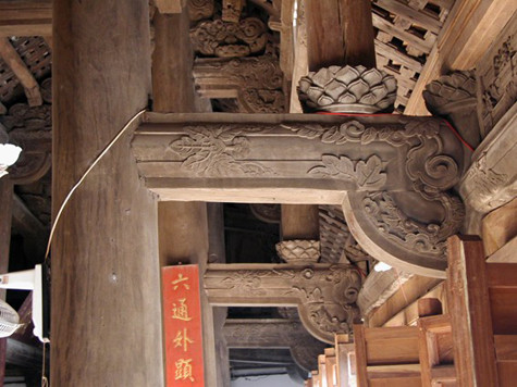 Từ cột cờ bằng gỗ chò thẳng tắp cao 25 m ở ngoài cùng, đi qua một sân lát đá, khách sẽ đến tam quan ngoại, hồ sen, tam quan nội với bộ cánh cửa, cao 2 m, rộng 2,6 m, chạm một ổ rồng với rồng mẹ và rồng con, chầu mặt nguyệt. Nếu đôi cánh cửa ở chùa Phổ Minh tiêu biểu cho kiến trúc đời nhà Trần thì đôi cánh cửa chùa Keo tiêu biểu cho kiến trúc đời nhà Lê (Ảnh: Internet). Từ cột cờ bằng gỗ chò thẳng tắp cao 25 m ở ngoài cùng, đi qua một sân lát đá, khách sẽ đến tam quan ngoại, hồ sen, tam quan nội với bộ cánh cửa, cao 2 m, rộng 2,6 m, chạm một ổ rồng với rồng mẹ và rồng con, chầu mặt nguyệt. Nếu đôi cánh cửa ở chùa Phổ Minh tiêu biểu cho kiến trúc đời nhà Trần thì đôi cánh cửa chùa Keo tiêu biểu cho kiến trúc đời nhà Lê (Ảnh: Internet).