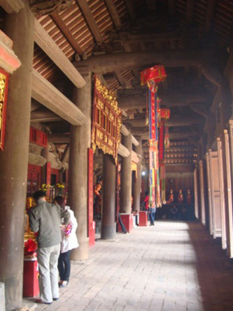 Trải qua gần 400 năm tu bổ, tôn tạo, chùa Keo vẫn giữ nguyên bản sắc kiến trúc độc đáo của mình. Gác chuông với bộ mái kết cấu gần 100 đàn đầu voi là viên ngọc quý trong gia tài kiến trúc Việt Nam. Bộ cánh cửa chạm rồng là bộ cửa độc đáo của cả nước. Chùa còn bảo lưu được hàng trăm tượng Pháp và đồ tế thời Lê. Có thể nói Chùa Keo là một bảo tàng nghệ thuật đầu thế kỷ 17, với nhiều kiệt tác đặc sắc (Ảnh: Internet). Trải qua gần 400 năm tu bổ, tôn tạo, chùa Keo vẫn giữ nguyên bản sắc kiến trúc độc đáo của mình. Gác chuông với bộ mái kết cấu gần 100 đàn đầu voi là viên ngọc quý trong gia tài kiến trúc Việt Nam. Bộ cánh cửa chạm rồng là bộ cửa độc đáo của cả nước. Chùa còn bảo lưu được hàng trăm tượng Pháp và đồ tế thời Lê. Có thể nói Chùa Keo là một bảo tàng nghệ thuật đầu thế kỷ 17, với nhiều kiệt tác đặc sắc (Ảnh: Internet).