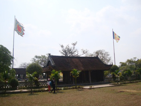 Theo sách Trùng san Thần Quang Tự Phật tổ bản hành thiền uyển ngữ lục tập yếu, Thiền sư Không Lộ vốn họ Dương, sinh ra trong một gia đình ngư phủ, xuất gia theo Thiền sư Lôi Hà Trạch. Tương truyền rằng từ khi đắc đạo, Thiền sư Không Lộ có khả năng bay trên không, đi trên mặt nước và thuần phục được rắn, hổ. Truyền thuyết còn kể rằng trước khi viên tịch, Ngài hóa thành khúc gỗ trầm hương, lấy áo đắp lên và khúc gỗ biến thành tượng. Thánh tượng này nay còn lưu giữ trong hậu cung quanh năm khóa kín cửa (Ảnh: Internet). Theo sách Trùng san Thần Quang Tự Phật tổ bản hành thiền uyển ngữ lục tập yếu, Thiền sư Không Lộ vốn họ Dương, sinh ra trong một gia đình ngư phủ, xuất gia theo Thiền sư Lôi Hà Trạch. Tương truyền rằng từ khi đắc đạo, Thiền sư Không Lộ có khả năng bay trên không, đi trên mặt nước và thuần phục được rắn, hổ. Truyền thuyết còn kể rằng trước khi viên tịch, Ngài hóa thành khúc gỗ trầm hương, lấy áo đắp lên và khúc gỗ biến thành tượng. Thánh tượng này nay còn lưu giữ trong hậu cung quanh năm khóa kín cửa (Ảnh: Internet).