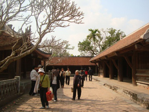 Hằng năm vào ngày mồng bốn tháng giêng âm lịch, nhân dân làng Keo xã Duy Nhất lại mở hội xuân ngay ở ngôi chùa. Hơn chín tháng sau, vào các ngày 13, 14, 15 tháng chín âm lịch, chùa Keo lại mở hội mùa thu. Đây là hội chính, kỷ niệm ngày Thiền sư Không Lộ (1016-1094), người sáng lập ngôi chùa, qua đời (Ngài qua đời ngày 3 tháng 6 âm lịch). Trong ngày hội, người ta tổ chức lễ rước kiệu, hương án, long đình, thuyền rồng và tiểu đỉnh. Trên con sông Trà Lĩnh ngang trước chùa chảy ra sông Hồng, người đi hội đổ về xem cuộc thi bơi trải, thi kèn trống, thi bơi thuyền và biểu diễn các điệu múa cổ. Trong chùa thì có cuộc thi diễn xướng về đề tài lục cúng: hương, đăng, hoa, trà, quả, thực, thật sinh động. Nói về lễ hội chùa Keo, đã có câu ca dao nói về lễ hội này: Dù cho cha đánh mẹ treo/Em không bỏ hội chùa Keo hôm rằm. Điều này cho thấy sức hấp dẫn của lễ hội tại chùa Keo (Ảnh: Internet). Hằng năm vào ngày mồng bốn tháng giêng âm lịch, nhân dân làng Keo xã Duy Nhất lại mở hội xuân ngay ở ngôi chùa. Hơn chín tháng sau, vào các ngày 13, 14, 15 tháng chín âm lịch, chùa Keo lại mở hội mùa thu. Đây là hội chính, kỷ niệm ngày Thiền sư Không Lộ (1016-1094), người sáng lập ngôi chùa, qua đời (Ngài qua đời ngày 3 tháng 6 âm lịch). Trong ngày hội, người ta tổ chức lễ rước kiệu, hương án, long đình, thuyền rồng và tiểu đỉnh. Trên con sông Trà Lĩnh ngang trước chùa chảy ra sông Hồng, người đi hội đổ về xem cuộc thi bơi trải, thi kèn trống, thi bơi thuyền và biểu diễn các điệu múa cổ. Trong chùa thì có cuộc thi diễn xướng về đề tài lục cúng: hương, đăng, hoa, trà, quả, thực, thật sinh động. Nói về lễ hội chùa Keo, đã có câu ca dao nói về lễ hội này: Dù cho cha đánh mẹ treo/Em không bỏ hội chùa Keo hôm rằm. Điều này cho thấy sức hấp dẫn của lễ hội tại chùa Keo (Ảnh: Internet).