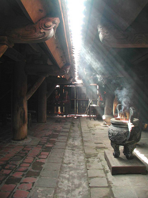 Qua tam quan, đi tiếp vào chùa, gặp ở hai bên 24 gian hành lang là khách hành hương sắm lễ vào Chùa lễ Phật và lễ Thánh. Đi đến phần chùa thờ Phật, gồm ba ngôi nhà nối vào nhau. Ngôi nhà ở ngoài, gọi là chùa Hộ, ngôi nhà ở giữa gọi là ống muống và ngôi nhà trong là Phật điện. Đặc biệt ở đây có tượng Thích Ca nhập Niết bàn, tượng Bồ Tát Quan Âm Chuẩn Đề đặt giữa tượng Văn Thù Bồ Tát và Phổ Hiền Bồ Tát. Toàn bộ khu thờ Phật của Chùa Keo có gần 100 pho tượng (Ảnh: Internet). Qua tam quan, đi tiếp vào chùa, gặp ở hai bên 24 gian hành lang là khách hành hương sắm lễ vào Chùa lễ Phật và lễ Thánh. Đi đến phần chùa thờ Phật, gồm ba ngôi nhà nối vào nhau. Ngôi nhà ở ngoài, gọi là chùa Hộ, ngôi nhà ở giữa gọi là ống muống và ngôi nhà trong là Phật điện. Đặc biệt ở đây có tượng Thích Ca nhập Niết bàn, tượng Bồ Tát Quan Âm Chuẩn Đề đặt giữa tượng Văn Thù Bồ Tát và Phổ Hiền Bồ Tát. Toàn bộ khu thờ Phật của Chùa Keo có gần 100 pho tượng (Ảnh: Internet).