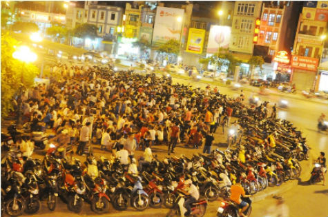 Trà đá vỉa hè đông khách ở Ngã Tư Sở, Hà Nội