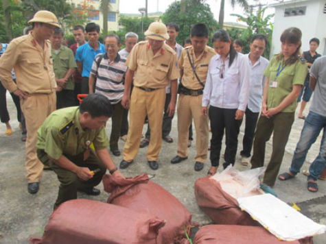 Quản lý thị trường huyện Gia Lâm tiến hành kiểm tra các thùng hàng. Quản lý thị trường huyện Gia Lâm tiến hành kiểm tra các thùng hàng.