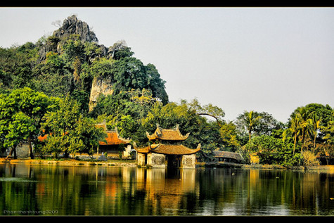 Theo thuyết phong thủy, chùa được xây dựng trên thế đất hình con rồng. Phía trước chùa, bên trái là ngọn Long Đẩu, lưng chùa và bên phải dựa vào núi Sài Sơn. Chùa quay mặt về hướng Nam, trước chùa, nằm giữa Sài Sơn và Long Đẩu là một hồ rộng mang tên Long Chiểu hay Long Trì (ao Rồng). Sân có hàm rồng (Ảnh: Internet) .