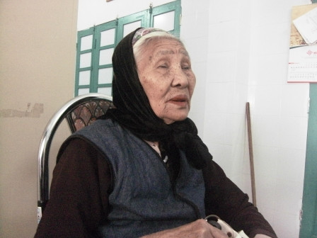 Cụ Nguyễn Thị Gái (Gia Lâm- Hà Nội) bị con trai của mình hành hung vì không cho cháu trai vay tiền. Người con trai đã xông vào phá nát đồ đạc, giường chiếu, nhét chiếc điện thoại vào miệng rồi đẩy mẹ ngã nhào xuống đất khiến bàn tay cụ G. bị rách, máu chảy đầm đìa. Thấy anh trai thứ 2 đánh mẹ, người con trai thứ 3 ở ngay nhà kế bên lao sang nhưng thay vì can ngăn lại lớn tiếng cổ vũ anh: "Phá hết, đốt hết đi". Hàng ngày cụ phải sống trong căn phòng chật hẹp, tối tăm không có điện. Bao năm cụ ngược xuôi để nuôi 8 đứa con nhưng nay cuộc sống của cụ không đứa con nào lo...