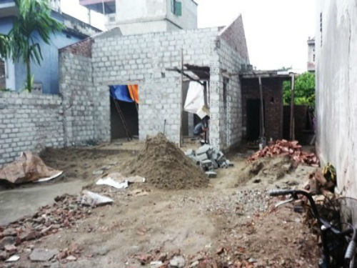 Bà Hởi liên tục bị con trai đánh, chửi bới, thậm chí mắng chửi mẹ ngay trước chốn đông người. Để đảm bảo an toàn cho bà, mọi người quyết xây cho bà một căn nhà để ra ở riêng. Quá uất ức trước sự bất hiếu của con, bà Hởi nghẹn ngào nói: “Giờ tôi bất lực với chính đứa con trai duy nhất của mình rồi. Tôi khẩn thiết cầu xin xã hội, pháp luật hãy răn dạy cháu, giáo dục cháu dùm tôi”.