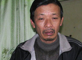 Ông Phạm Hồng Khoa (ở phố Bích Đào, phường Ninh Sơn, TP Ninh Bình) thỉnh thoảng lại bị vợ và 3 con gái (đều học đại học) lôi ra đánh đập, hành hạ, thậm chí... dìm xuống ao..Kể về một trận đòn vợ và con “dành” cho ông Khoa, một người hàng xóm của ông nói: “Trong lúc hô hoán có rất nhiều anh em và hàng xóm đến ứng cứu ông Khoa nhưng đã bị 2 cô con gái cầm dao sắc nhọn canh ngoài cổng không cho ai vào và sẵn sàng "chiến đấu" với những ai có ý định cứu ông Khoa.. Chỉ vì ông không chịu làm theo yêu cầu của vợ con mà ông bị đánh đập, bóp cổ, đánh chảy cả máu mũi...