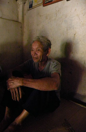 Tám năm bị con cái đẩy ra đường là tám cái Tết buồn của cặp vợ chồng bất hạnh. Hai ông bà sinh được 7 người con nhưng không đứa con nào có trách nhiệm nuôi bố mẹ, thậm chí ông bà còn bị con trai của mình đánh đập, đuổi ra khỏi nhà. Phải nương thân nơi cửa chùa, bà Chén tâm sự:“Nghĩ cực lắm, chúng tôi có làm gì nên tội đâu mà lại bị đày đọa thế này. Nhưng vợ chồng tôi cũng kiên gan lắm đấy, nhiều khi cũng muốn phát điên hay cắn lưỡi mà chết, nhưng bây giờ mà chết thì chính quyền với làng xóm lại khổ nên sống được ngày nào cứ cố sống. Đêm nào cũng nước mắt chảy xuôi".