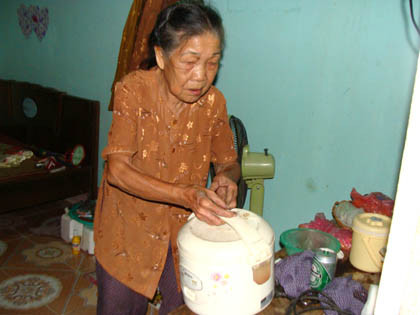 Thế nhưng, nhắc đến người con duy nhất còn trên đời mà bà rứt ruột đẻ ra, chăm sóc, nuôi dưỡng đến khi lớn khôn, dựng vợ gả chồng, lòng dạ bà đau như cắt. Kể về người con này, bà không gọi là nó, không gọi là con, không gọi là thằng, mà gọi là “Ông Tr.” Bà kể, người con mà bà rứt ruột đẻ ra ấy, cả vợ anh ta nữa, gí tay vào trán bà mà bảo: “Mụ đi đâu thì đi. Mụ biến khỏi nhà tôi. Mụ chết đường chết chợ gì thì mặc nhà mụ!”