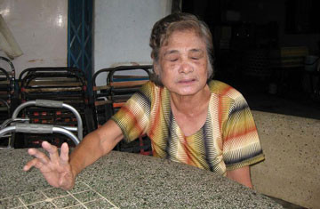 Bà Đỗ Thị Nhung (77 tuổi, một giáo viên đã nghỉ hưu, ngụ 87/80 Nguyễn Sĩ Sách, KP4, P.15, Q. Tân Bình, TPHCM) bị con trai là ông Nguyễn Thanh Sơn, 49 tuổi, kỹ sư cơ khí, từng là giảng viên của một trường ĐH đánh đập. Sự việc bắt đầu từ những mâu thuẫn gia đình giữa bà Nhung và cô con dâu Nguyễn Thị Thuyết (vợ ông Nguyễn Thanh Long, con trai út của bà Nhung). Bênh vực em dâu, ông Sơn sau khi mắng chửi đã tát tai mẹ mình tới tấp. Chưa đủ, ông còn túm tóc, đấm vào mặt người mẹ đã ở tuổi gần đất xa trời này. Cả ba đứa con của bà đều vô cảm, đứa thì hành hung, đứa thì chửi mắng bà. Tuổi già của bà thấm đẫm nước mắt vì những đứa con...