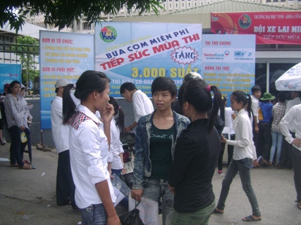 Các thí sinh tại cụm thi Vinh bàn tán kết quả làm bài sau khi kết thúc môn thi cuối cùng Các thí sinh tại cụm thi Vinh bàn tán kết quả làm bài sau khi kết thúc môn thi cuối cùng