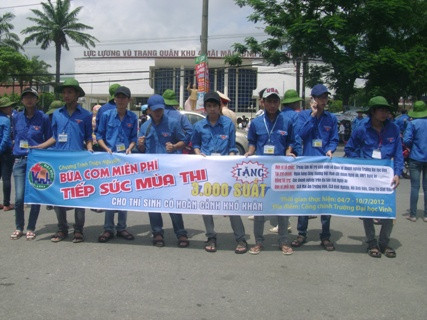 3000 suất cơm miễn phí đến với các thí sinh có hoàn cảnh khó khăn 3000 suất cơm miễn phí đến với các thí sinh có hoàn cảnh khó khăn