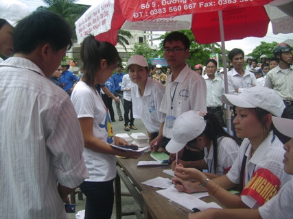 Phát cơm hộp miễn phí cho các thí sinh Phát cơm hộp miễn phí cho các thí sinh