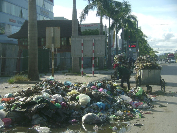 Rác lấn chiếm hết tất cả các con đường tại TP Vinh. Rác ùn tắc đúng thời điểm diễn ra đợt thi tuyển sinh ĐH - CĐ 2012 nên đã gây khó chịu cho lượng thí sinh về cụm thi Vinh dự thi Rác lấn chiếm hết tất cả các con đường tại TP Vinh. Rác ùn tắc đúng thời điểm diễn ra đợt thi tuyển sinh ĐH - CĐ 2012 nên đã gây khó chịu cho lượng thí sinh về cụm thi Vinh dự thi