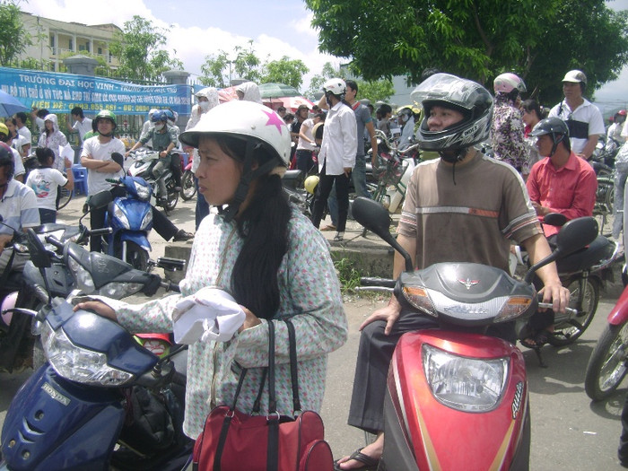 Một số phụ huynh đã ngồi không yên đành đứng giữa nắng mong cho con mình thi làm bài tốt.