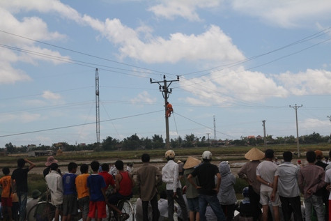 Rất nhiều người dân hiếu kỳ đã kéo đến nơi xảy ra vụ điện giật Rất nhiều người dân hiếu kỳ đã kéo đến nơi xảy ra vụ điện giật