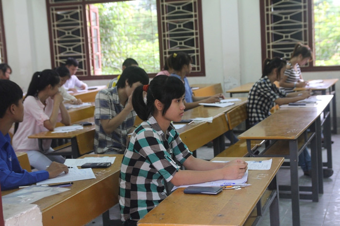 Phía trong phòng thi các thí sinh vẫn đang chăm chú làm bài