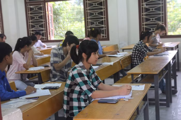 Phía trong phòng thi các thí sinh vẫn đang chăm chú làm bài