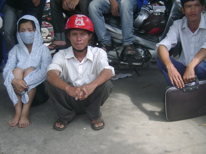 Lo lắng cho con tham dự kì thi Đại Học - Cao Đẳng đợt 1 những phụ huynh tại cụm thi Vinh đã đứng ngồi không yên giữa thời tiết nắng nóng (Xem đáp án môn Vật lí - Xem đáp án môn Toán)