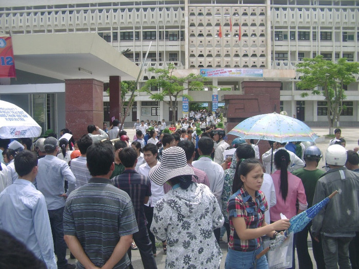 Đến giờ tan trường các phụ huynh đã lo lắng đứng chờ con mình ra khi kết thúc môn thi đầu tiên