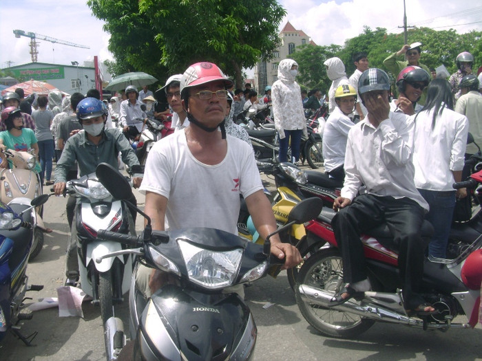 Con mắt luôn hướng về phía địa điểm thi.