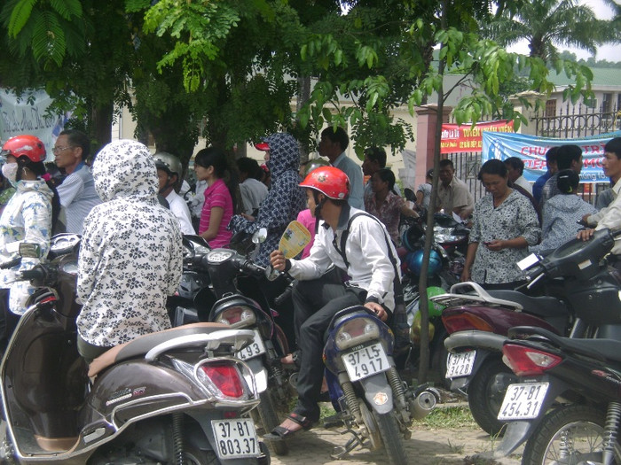 Những phụ huynh đi sau không tìm được bóng mát ngồi vẫn chấp nhận ngồi giữa nắng nóng hàng tiếng đồng hồ để chờ con. (Xem đáp án môn Vật lí - Xem đáp án môn Toán)