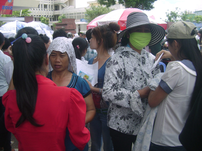 Động viên, hỏi han con sau khi kết thúc môn thi đầu tiên.