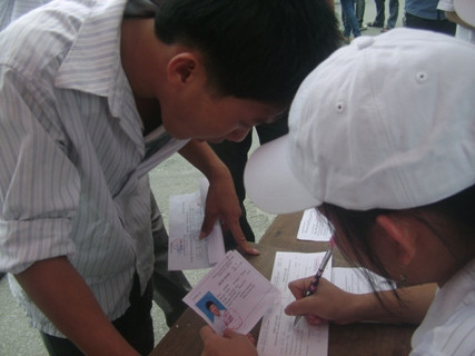 Các sinh viên tình nguyện đang phát phiếu ăn miễn phí cho những thí sinh có hoàn cảnh khó khăn Các sinh viên tình nguyện đang phát phiếu ăn miễn phí cho những thí sinh có hoàn cảnh khó khăn