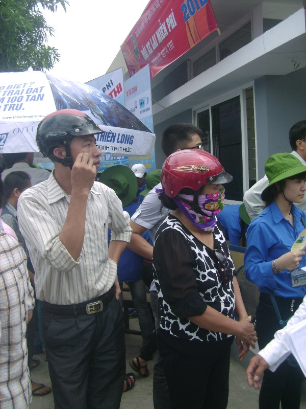 Một số phụ huynh lo lắng gọi điện tìm con. (Xem đáp án môn Vật lí - Xem đáp án môn Toán)