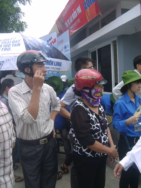 Một số phụ huynh lo lắng gọi điện tìm con. (Xem đáp án môn Vật lí - Xem đáp án môn Toán)