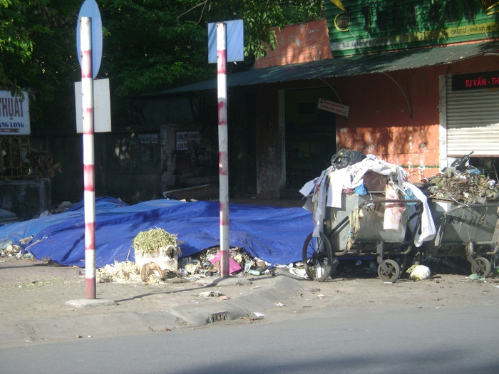 Trong các con hẻm cũng bị rác xâm chiếm. Do mùi hôi thối của rác nên cuộc sống của người dân thành Vinh bị ảnh hưởng rất nhiều Trong các con hẻm cũng bị rác xâm chiếm. Do mùi hôi thối của rác nên cuộc sống của người dân thành Vinh bị ảnh hưởng rất nhiều