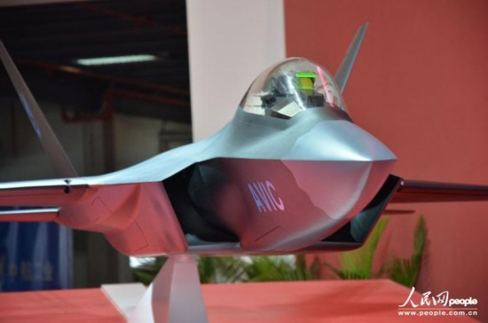Mô hình máy bay chiến đấu J-31 tại Triển lãm Hàng không Chu Hải, Trung Quốc 2012 Mô hình máy bay chiến đấu J-31 tại Triển lãm Hàng không Chu Hải, Trung Quốc 2012