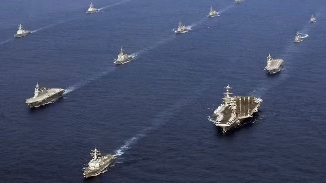 Mỹ sẽ đưa 60% đội tàu hải quân đến Thái Bình Dương vào năm 2020. Mỹ-Nhật thường xuyên tiến hành diễn tập liên hợp nhằm tăng cường khả năng tác chiến liên hợp. Trong hình là Mỹ-Nhật diễn tập quân sự liên hợp trên biển Hoa Đông.