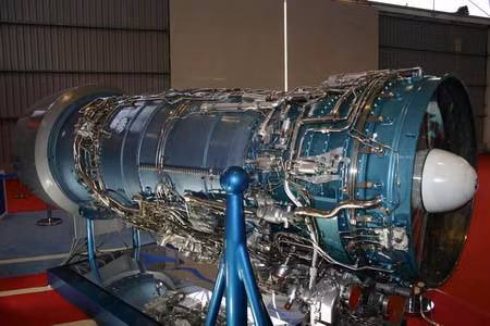 Động cơ máy bay WS-10 Trung Quốc (trên) và động cơ máy bay AL-31FN Nga (dưới). Động cơ máy bay WS-10 Trung Quốc (trên) và động cơ máy bay AL-31FN Nga (dưới).