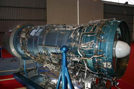 Động cơ máy bay WS-10 Trung Quốc (trên) và động cơ máy bay AL-31FN Nga (dưới). Động cơ máy bay WS-10 Trung Quốc (trên) và động cơ máy bay AL-31FN Nga (dưới).