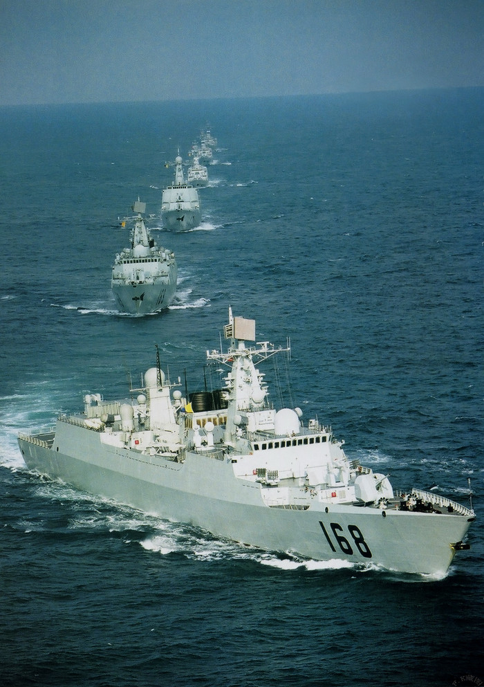 Mỹ muốn đưa Trung Quốc vào "khuôn khổ". Trong hình là biên đội tàu chiến của Hải quân Trung Quốc. Trung Quốc đang gia tăng sức mạnh trên biển, không chỉ về quân sự mà cả về dân sự; nguyên tắc "chủ quyền" (lợi ích cốt lõi) không nhượng bộ và tham vọng hiện thực hóa "đường lưỡi bò" bất hợp pháp đang làm khuấy động các vùng biển ở khu vực.