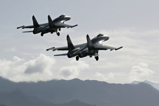 Hai máy bay chiến đấu J-11 của Đại quân khu Thành Đô hoạt động trên cao nguyên. Hai máy bay chiến đấu J-11 của Đại quân khu Thành Đô hoạt động trên cao nguyên.