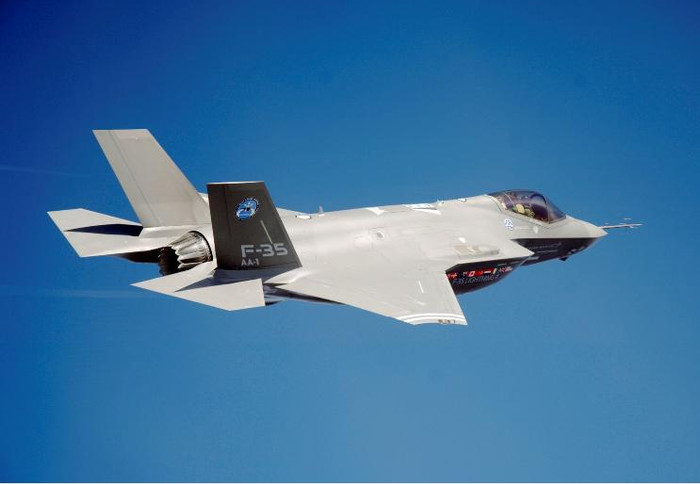 Máy bay tấn công liên hợp tàng hình F-35 của Quân đội Mỹ, sẽ được triển khai ở sân bay Iwakuni, Nhật Bản vào năm 2017. Máy bay tấn công liên hợp tàng hình F-35 của Quân đội Mỹ, sẽ được triển khai ở sân bay Iwakuni, Nhật Bản vào năm 2017.