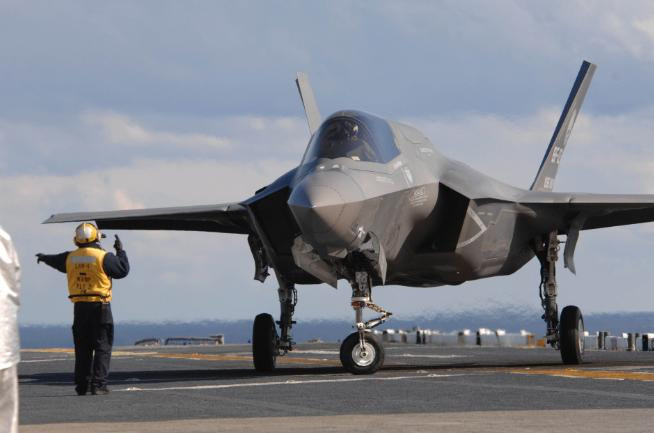 Máy bay chiến đấu tàng hình F-35 do hãng Lockheed Martin nghiên cứu phát triển được phân làm 3 loại, gồm F-35A phiên bản không quân, F-35B phiên bản lính thủy đánh bộ và F-35C phiên bản hải quân. Trong đó, F-35B có thể cất/hạ cánh thẳng đứng. Máy bay chiến đấu tàng hình F-35 do hãng Lockheed Martin nghiên cứu phát triển được phân làm 3 loại, gồm F-35A phiên bản không quân, F-35B phiên bản lính thủy đánh bộ và F-35C phiên bản hải quân. Trong đó, F-35B có thể cất/hạ cánh thẳng đứng.